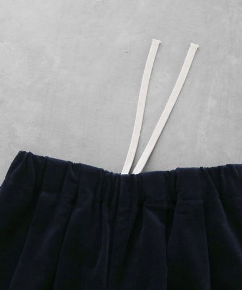 HUIS | シャトルコーデュロイワイドパンツ（細畝・ダークネイビー