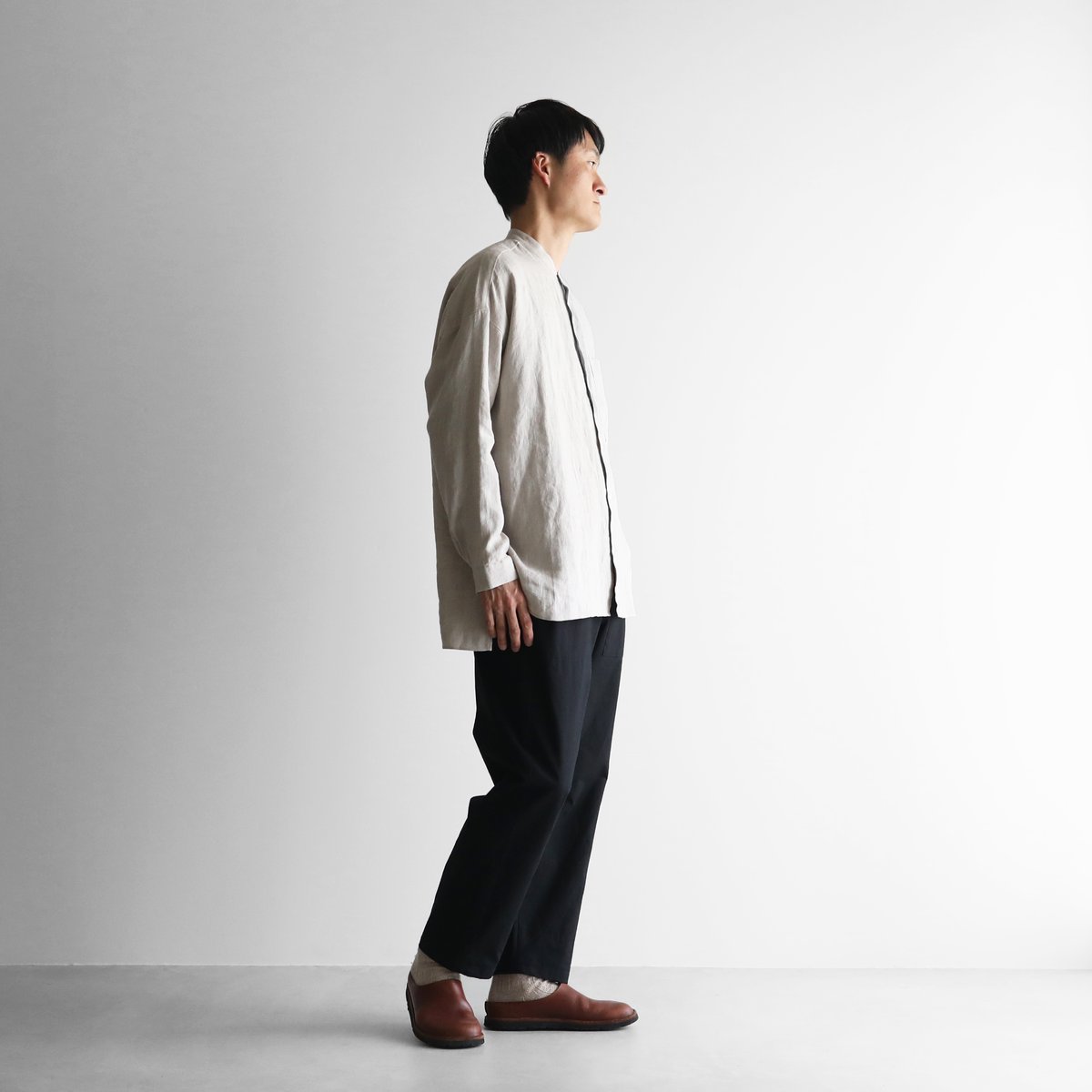 HUIS |シャトルリネンバンドカラーオーバーシャツ（きなり）【ユニ 