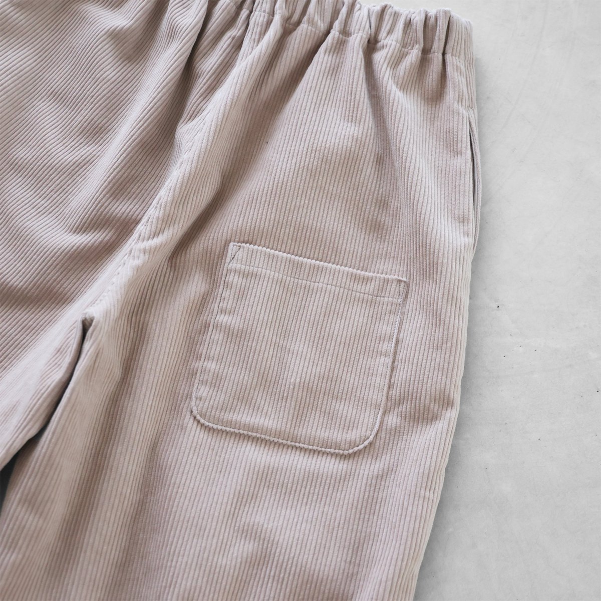 HUIS |シャトルコーデュロイバルーンパンツ（太畝・ピンクベージュ