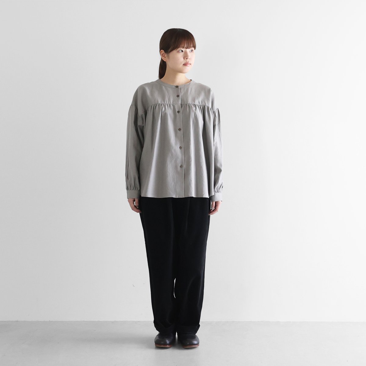HUIS |シャトルコーデュロイワイドパンツ（細畝・ブラック）【ユニ