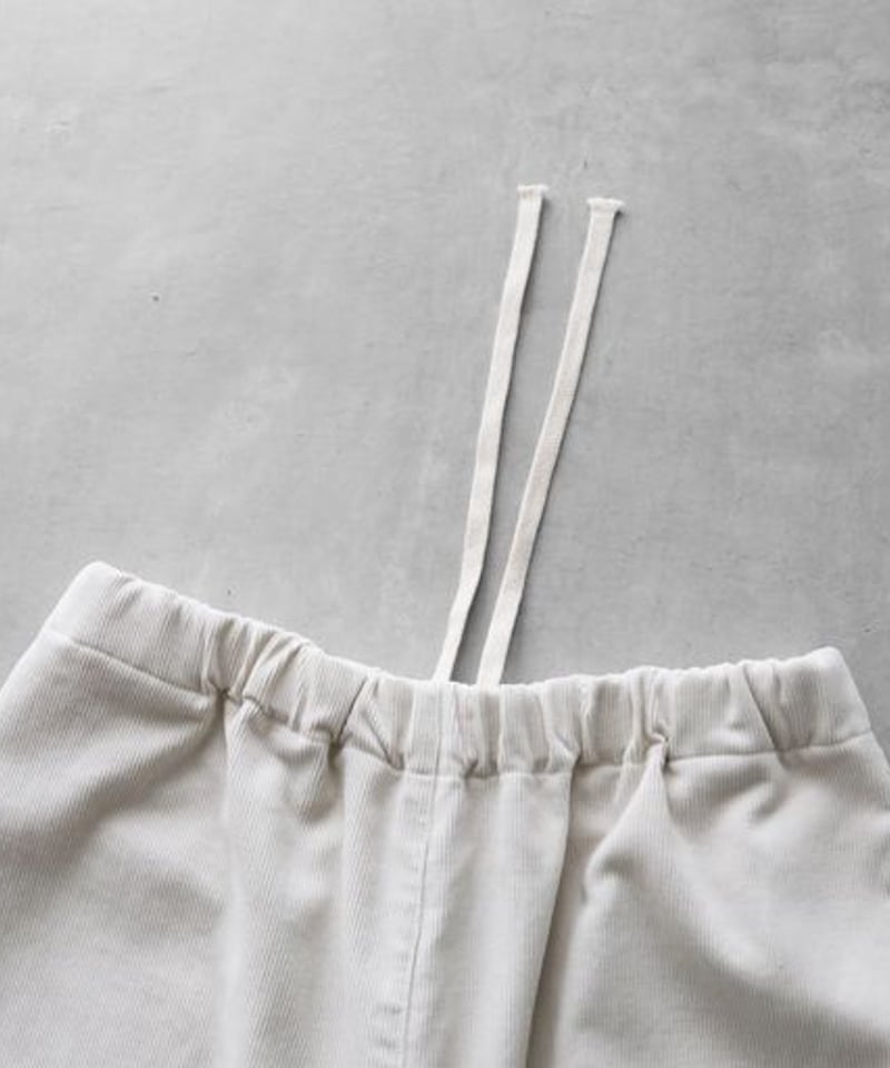 HUIS | シャトルコーデュロイバルーンパンツ（細畝・オフホワイト