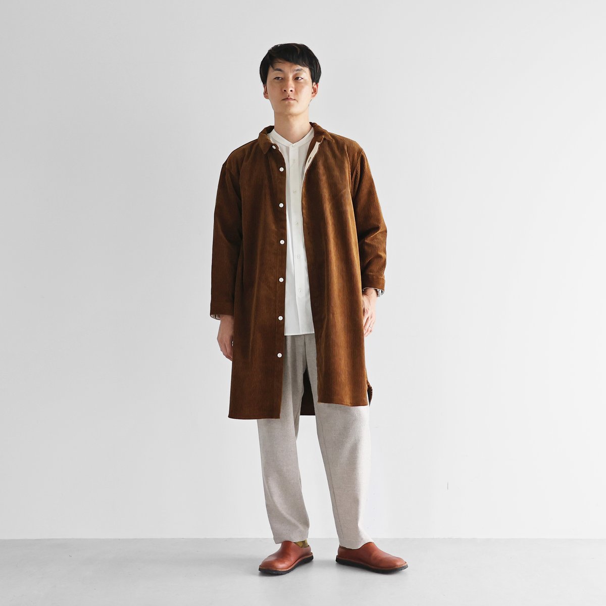 HUIS | シャトルコーデュロイロングシャツ（太畝・ブラウン）【ユニ