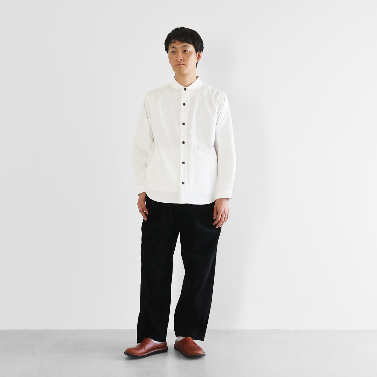 HUIS |シャトルコーデュロイワイドパンツ（細畝・ブラック）【ユニ
