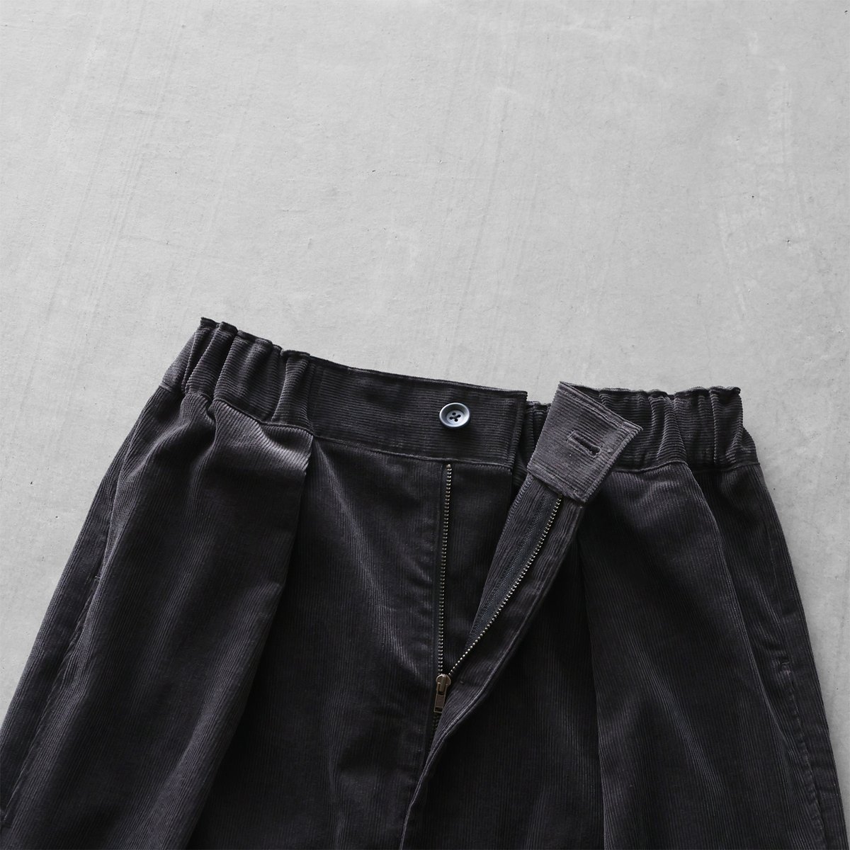 HUIS | シャトルコーデュロイ8分丈パンツ（細畝・ダークグレー）【ユニ