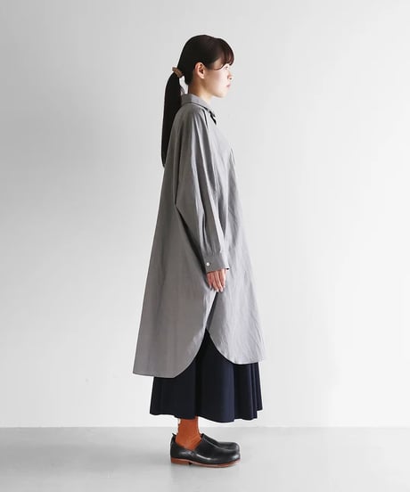 HUIS |【暮らしのおへそ一田さん×HUISコラボ】タイプライタークロスコットンおへそロングシャツ（ライトグレー）【レディス】IH016