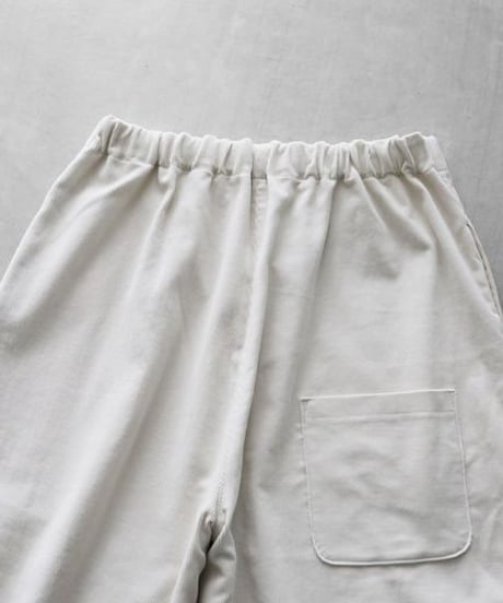 HUIS | シャトルコーデュロイバルーンパンツ（細畝・オフホワイト）【ユニセックス】506