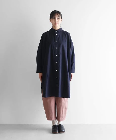 HUIS |【暮らしのおへそ一田さん×HUISコラボ】タイプライタークロスコットンおへそロングシャツ（ダークネイビー）【レディス】IH016
