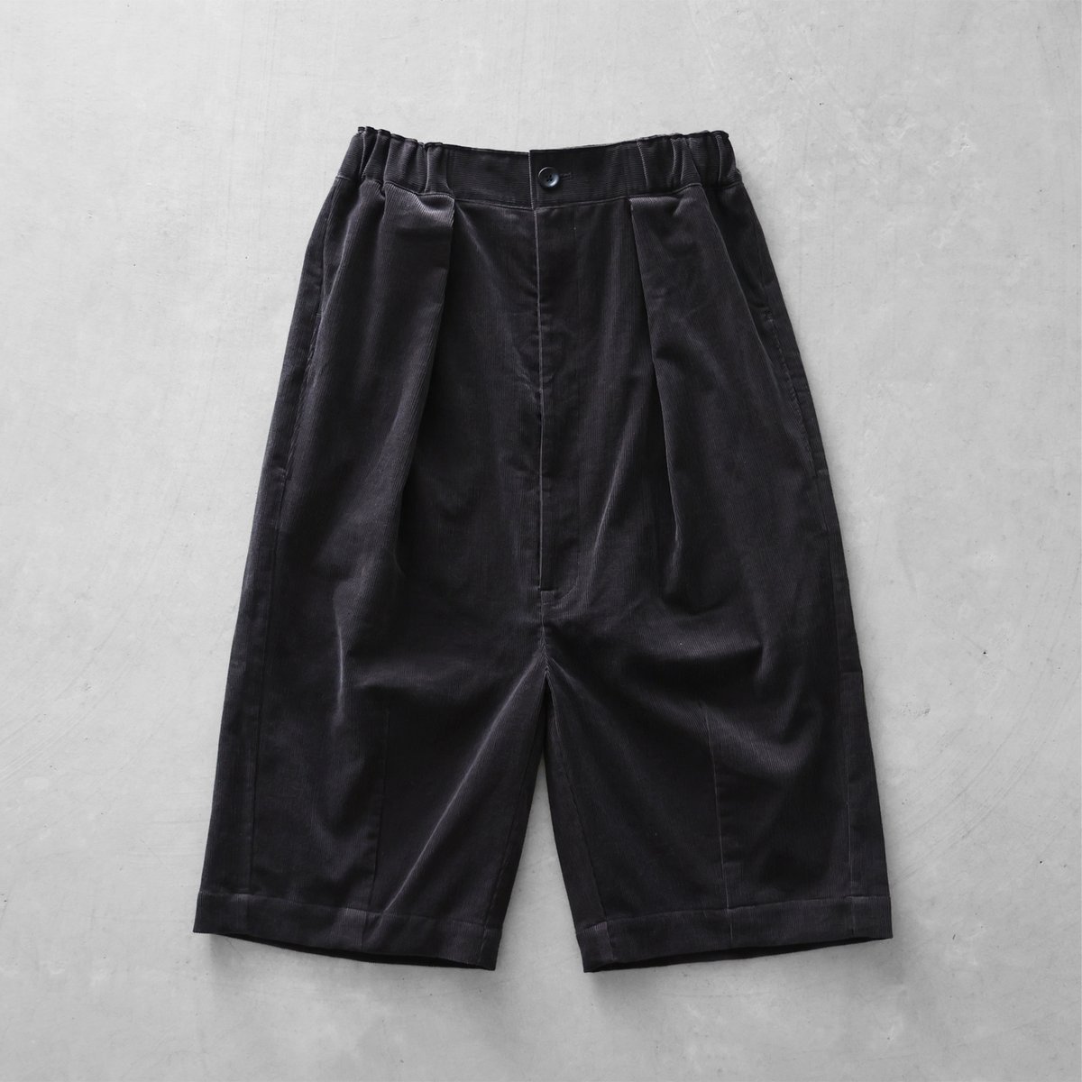 HUIS | シャトルコーデュロイ8分丈パンツ（細畝・ダークグレー）【ユニ
