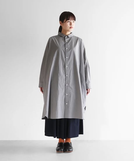 HUIS |【暮らしのおへそ一田さん×HUISコラボ】タイプライタークロスコットンおへそロングシャツ（ライトグレー）【レディス】IH016