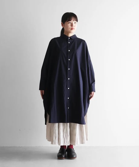 HUIS |【暮らしのおへそ一田さん×HUISコラボ】タイプライタークロスコットンおへそロングシャツ（ダークネイビー）【レディス】IH016