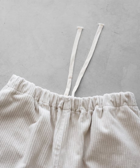 HUIS |シャトルコーデュロイバルーンパンツロング（極太畝・オフホワイト）【ユニセックス】506L