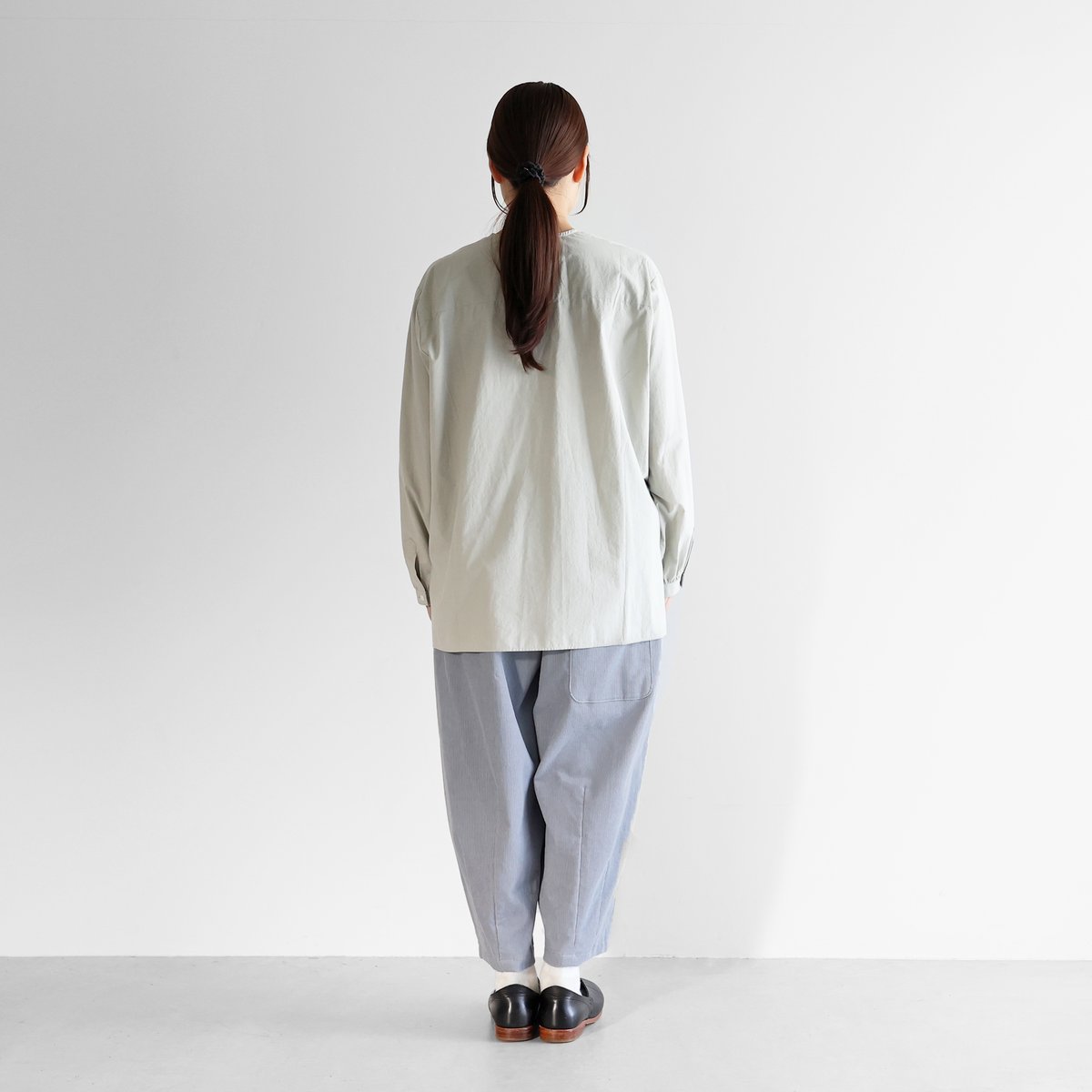 HUIS | シャトルコーデュロイバルーンパンツ（細畝・ブルーグレー