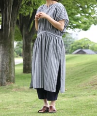 絲佳 |サイドスリットワンピース（亀田縞）グレーストライプ