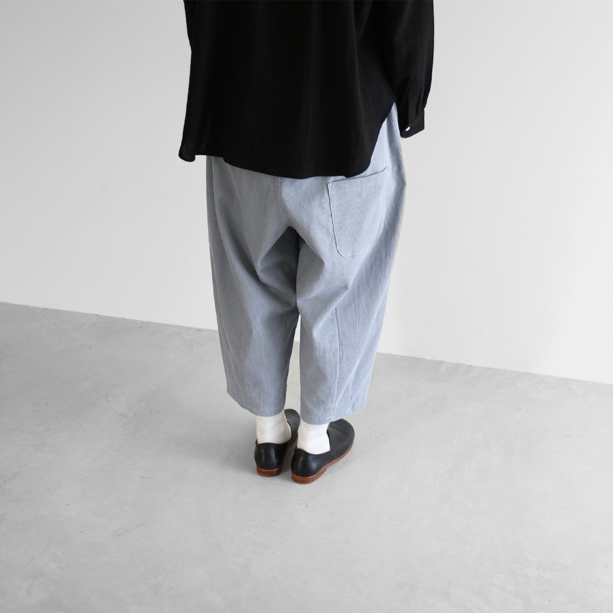 HUIS | シャトルコーデュロイバルーンパンツ(細畝・ブルー HUIS | シャトルコーデュロイバルーンパンツ(細畝・ブルー
