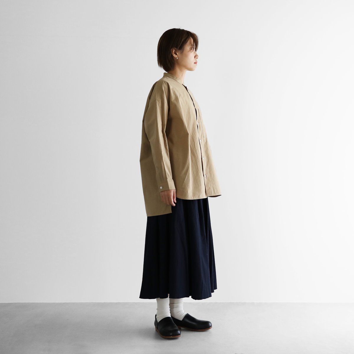 HUIS |やわらかコットンバンドカラーオーバーシャツ（ベージュ