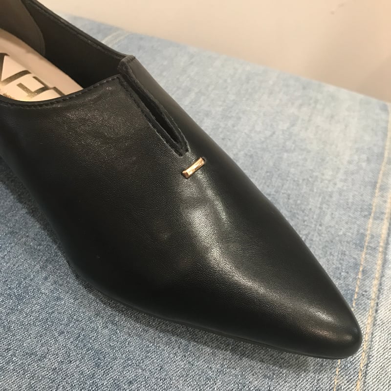 センタースリットポインテッドトゥパンプス ブラック | andRoma