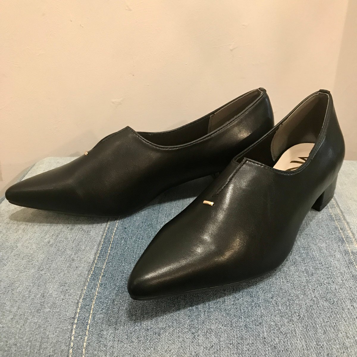 黒いポインテッドトゥパンプス CHARLES & KEITH ポインテッド キトゥンヒールパンプス 【再入荷