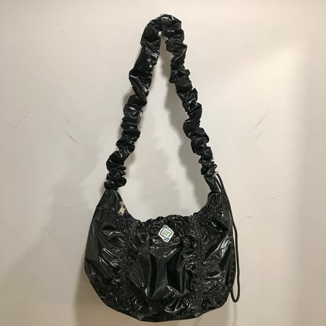【amdRoma】シャイニーシャーリングバッグ　ブラック