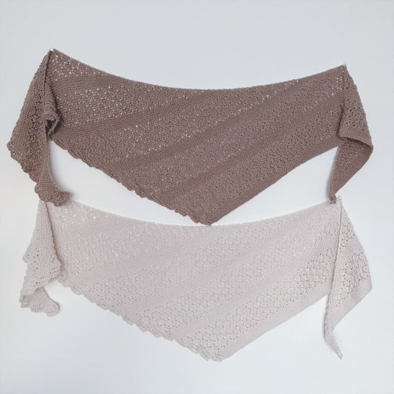 ダウンロード版編み図】棒針編みの透かしボーダー模様の三日月ショール