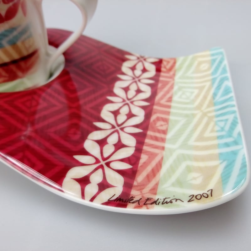 2007年限定デザイン 曲線が美しいカップ&ソーサー レッド | 6th Sense