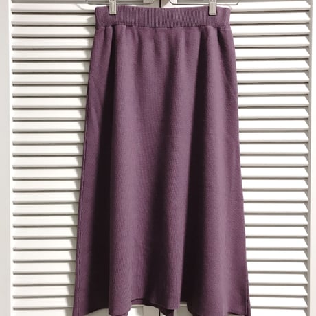 アシンメトリーフリルのAラインニットスカート