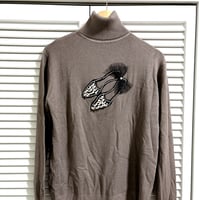 ビジューとチュールのシューズ柄タートルネックニット