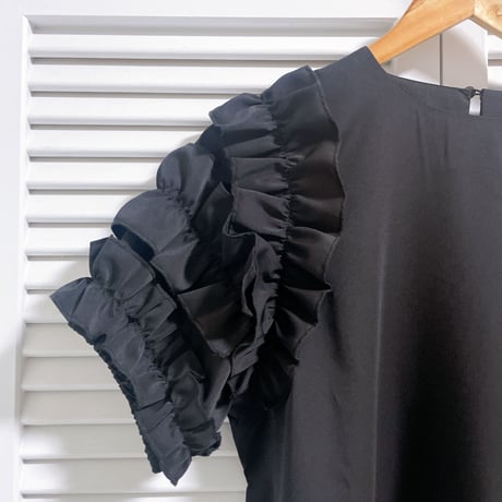 再入荷★ゴージャスフリル袖の半袖トップス ブラック