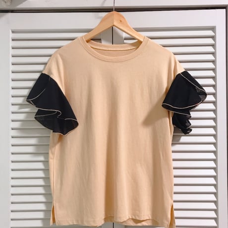 切り替えラッフルスリーブのTシャツ ベージュ