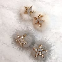 スターモチーフのミンクファーバックキャッチピアス