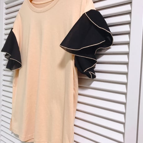 切り替えラッフルスリーブのTシャツ ベージュ