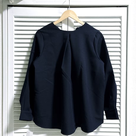 パールがオシャレなプルオーバー ネイビー