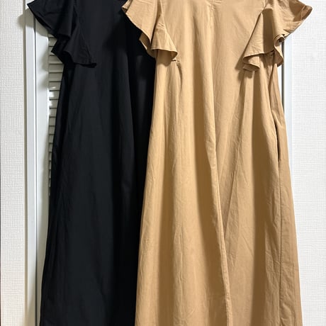 ラッフルスリーブのシンプルワンピース ベージュ
