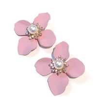 パール＆ビジューのお花ピアス サクラ