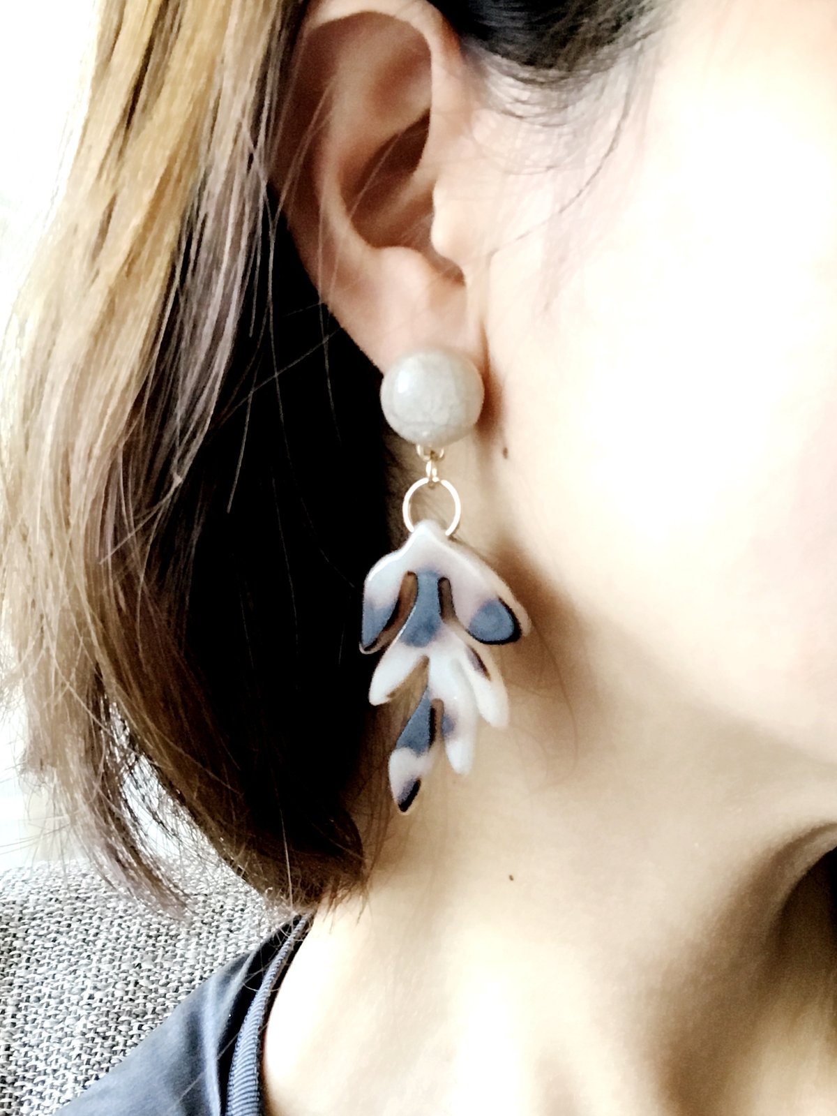 べっ甲風素材の葉っぱモチーフピアス | kyasalon