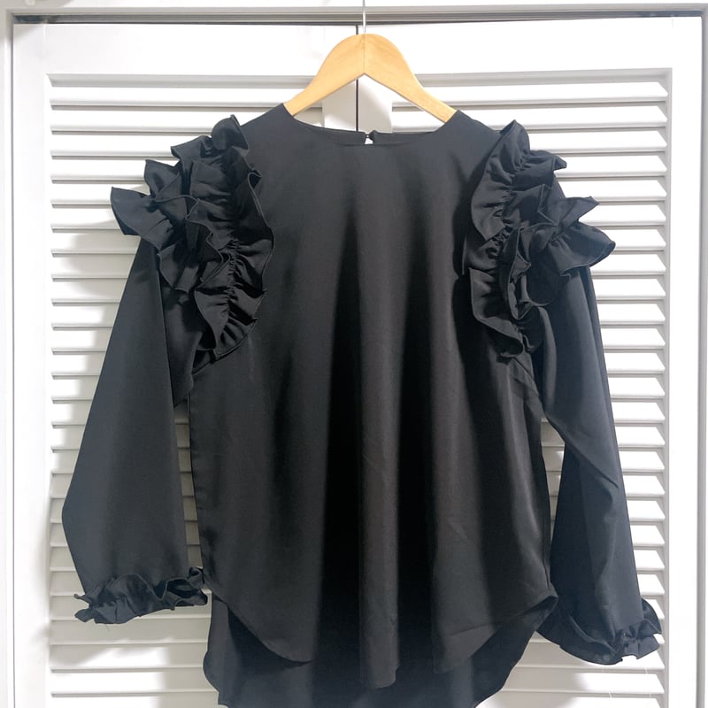 肩フリルの長袖トップス ブラック | kyasalon