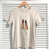 パールパンプス柄Tシャツ ベージュ