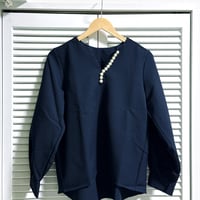 パールがオシャレなプルオーバー ネイビー