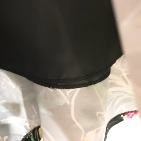 小鳥と葉っぱのサテンスカート ブラック