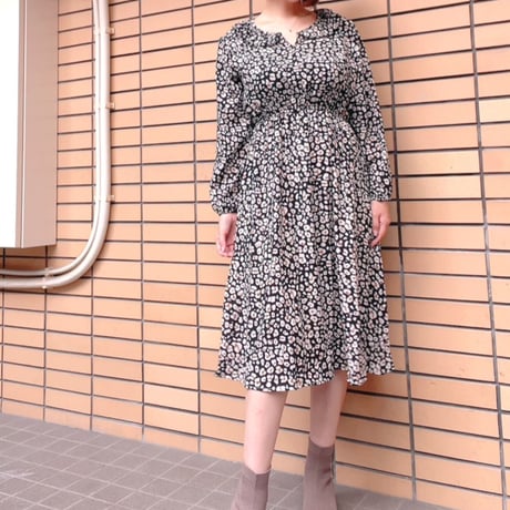 ウエストゴムの小花柄ワンピース