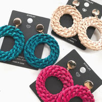ラタン素材のサークルピアス