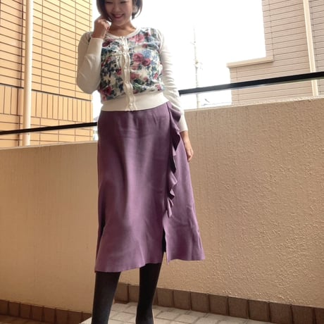 アシンメトリーフリルのAラインニットスカート