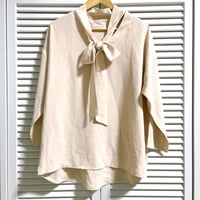 とろみ素材のリボンタイブラウス