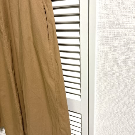 ラッフルスリーブのシンプルワンピース ベージュ