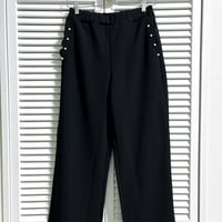 スカラカットとパールのポケットが可愛いワイドパンツ