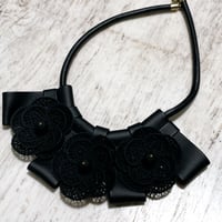 レザータッチフラワーネックレス