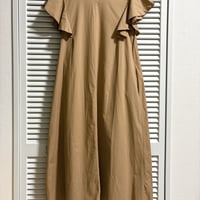 ラッフルスリーブのシンプルワンピース ベージュ