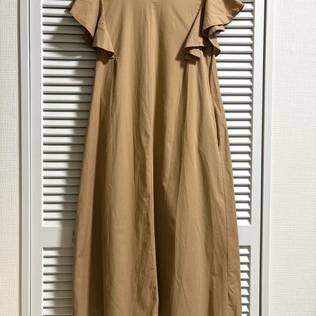 ラッフルスリーブのシンプルワンピース ベージュ