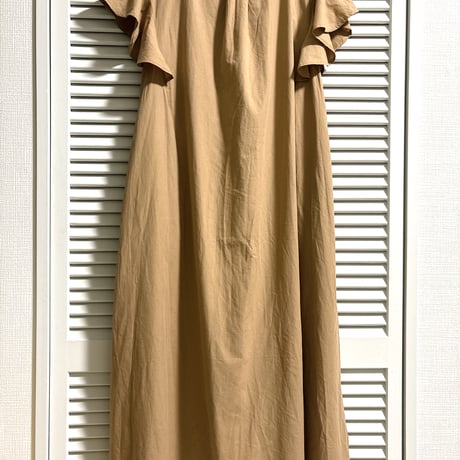 ラッフルスリーブのシンプルワンピース ベージュ