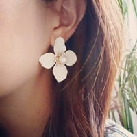 再再再再再再再入荷★パール＆ビジューのお花ピアス アイボリー