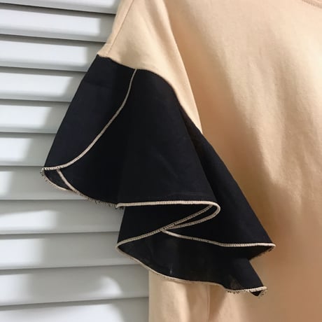 切り替えラッフルスリーブのTシャツ ベージュ